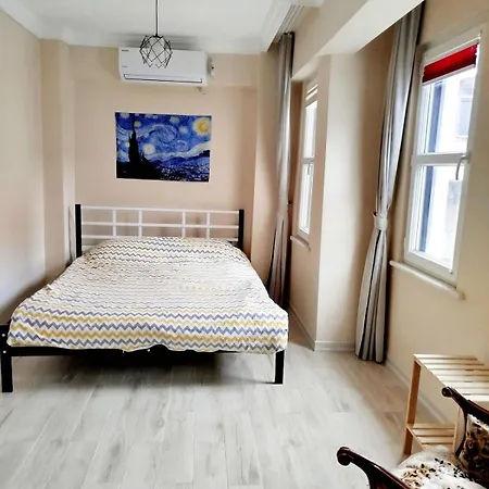 Istanbulda Merkezi Pitoresk Konum Muestakil Yeni Ev